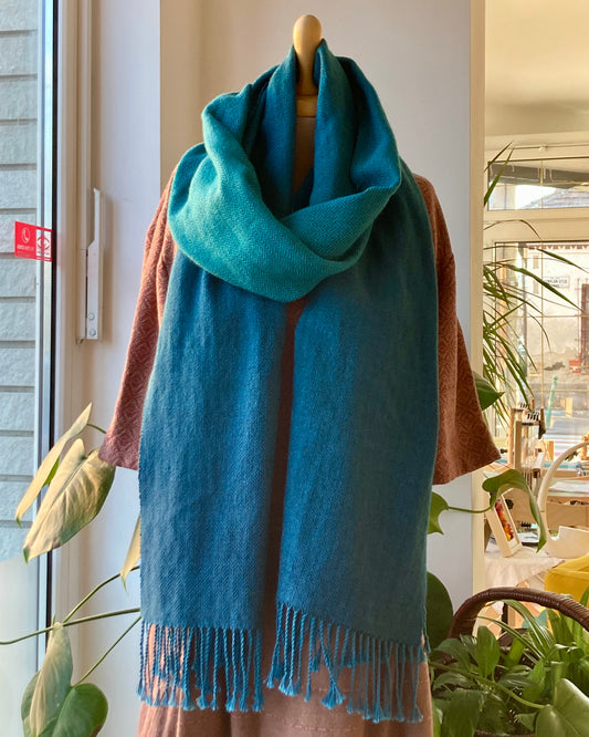 Kék chevronmintás sál 230×45 cm