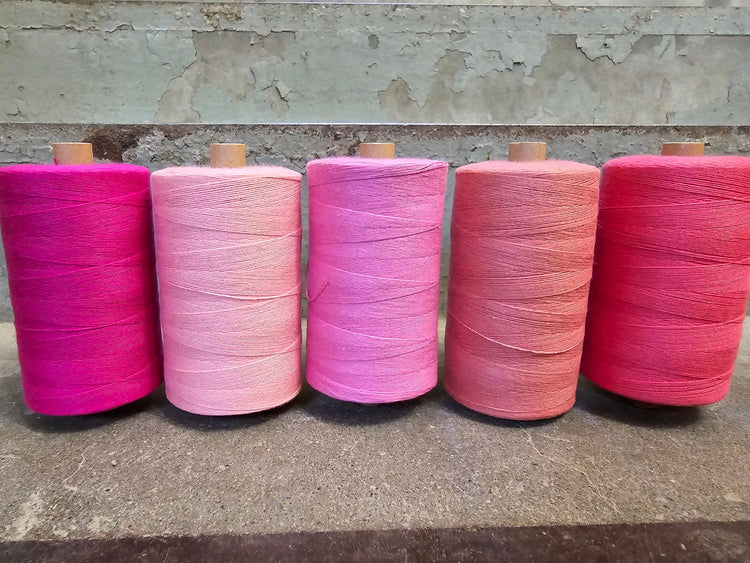 Színes pamut fonalcsévék kéziszövéshez