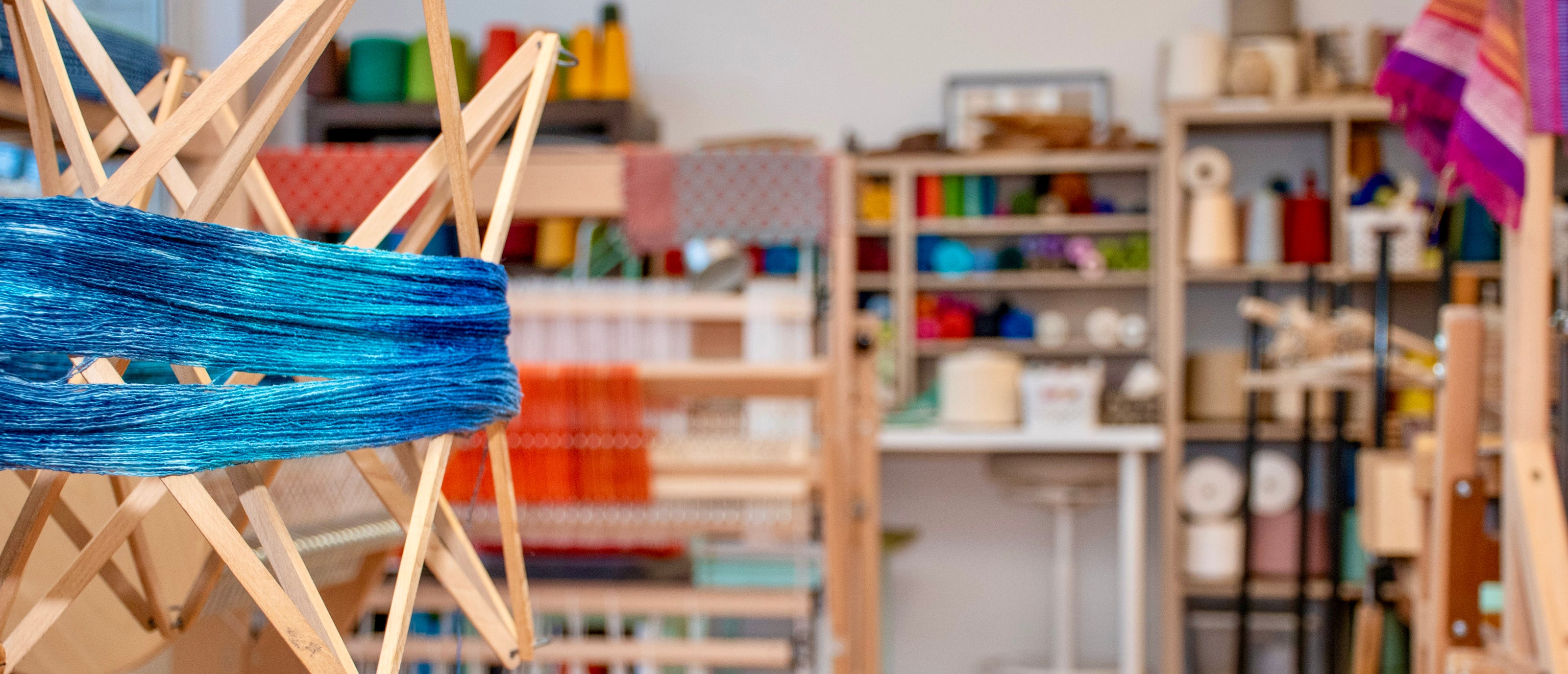 Kéziszövő műhely motollával, szövőszékekkel a MintaMókus Szövödében