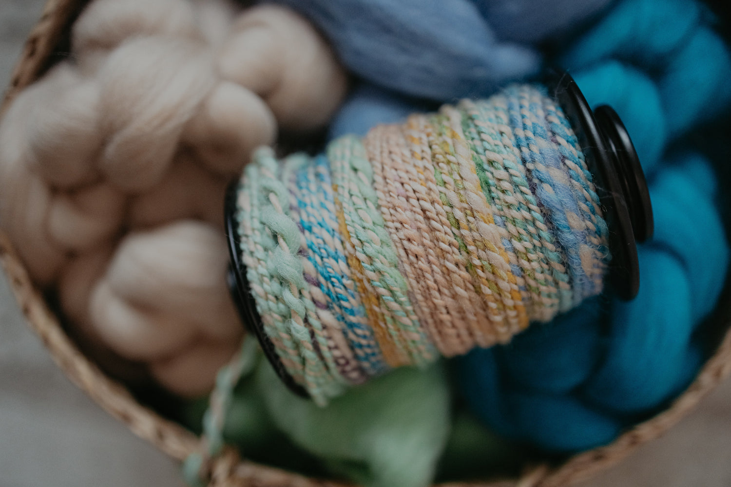 gyapjú és kézzelfont fonal rokka orsóján