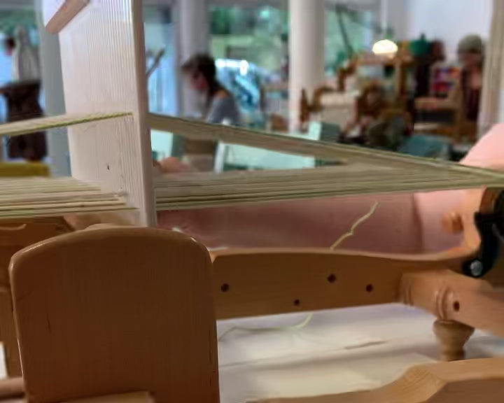 Videó betöltése: Egyéni foglalkozásokon szövők a MintaMókus Szövödében.