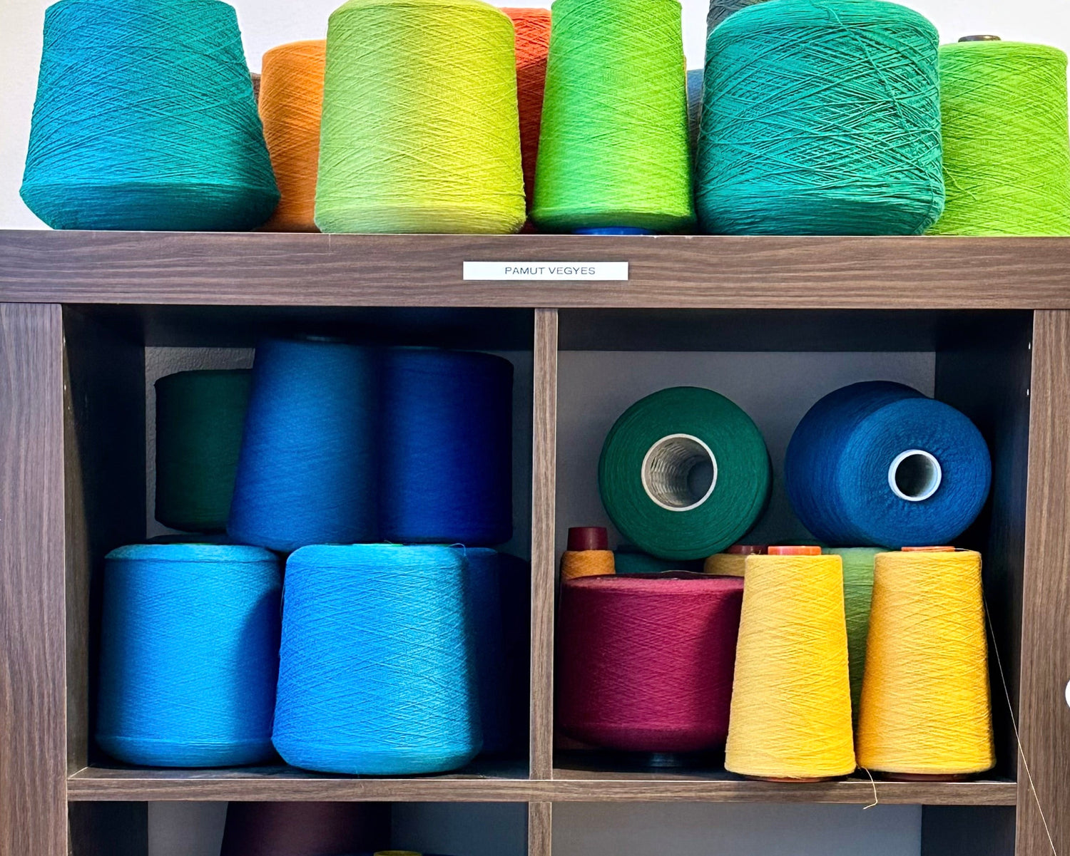 Szövéshez használható fonalak egy része a MintaMókus Szövödében